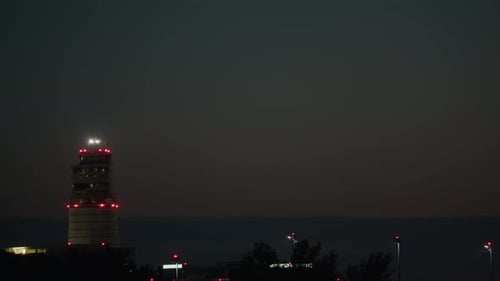 Das Flugzeug fliegt am Signalturm vorbei