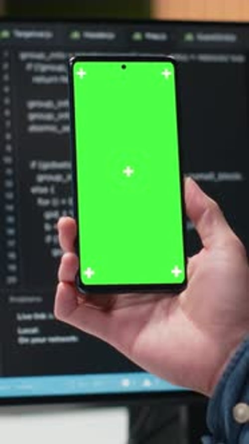 Teléfono móvil con pantalla aislada de vídeo vertical utilizado por el administrador en el lugar de trabajo de la empresa