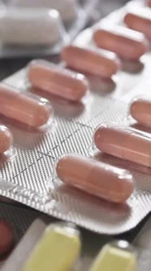 Das Sortiment umfasst eine Vielzahl von Blisterpackungen für pharmazeutische Medikamente mit bunten Pillen, Tabletten und Kapseln
