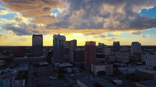 O sol da tarde se pôs no centro de Tampa, com nuvens dramáticas brilhando no céu e aquecendo