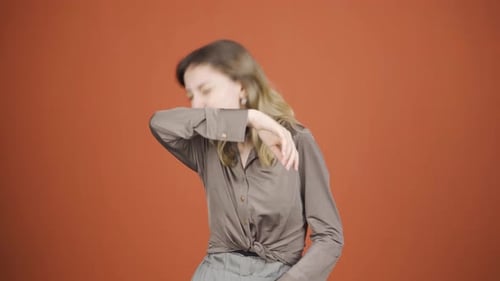 La jeune femme qui éternue. Patient.