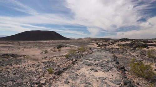 Lavafeld und Felsen unter dem Amboy-Vulkankrater, nationales Naturdenkmal Kaliforniens, USA