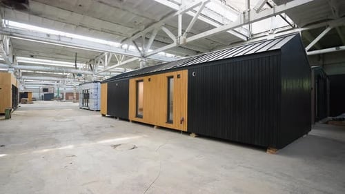 Modernes mobiles modulares Fertighaus auf einer Baustelle