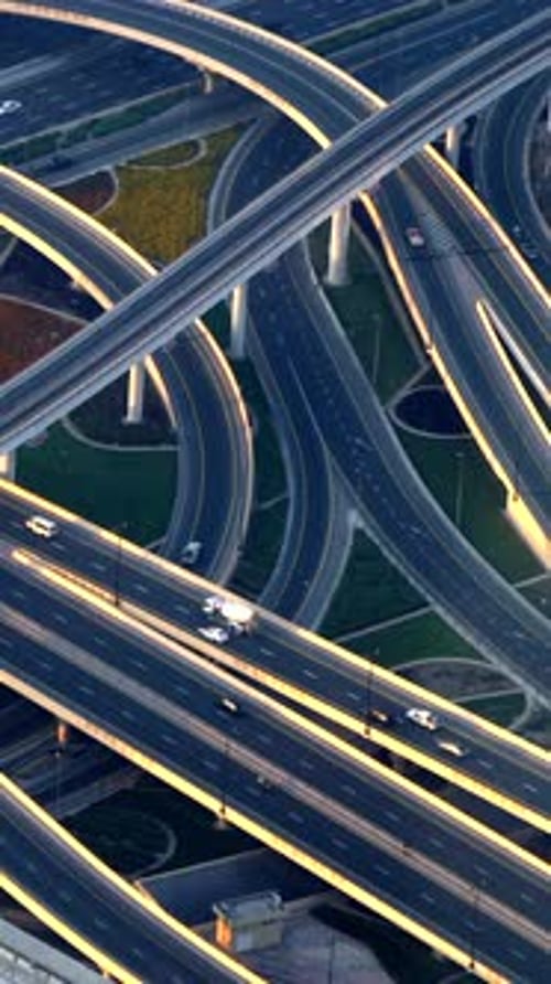 Une vue aérienne époustouflante de la conception et de l'aménagement d'un échangeur autoroutier dynamique et complexe