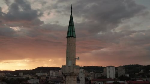 Boutique Orbiat du minaret au magnifique coucher de soleil avec des nuages