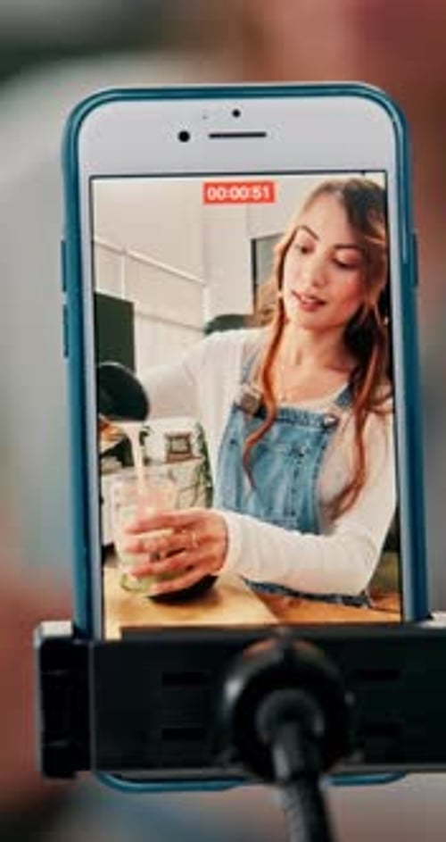 Mujer, influencer o transmisión en vivo con pantalla de teléfono para batido, tutorial