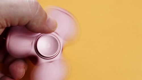 Fidget Spinner tournant sur la main humaine