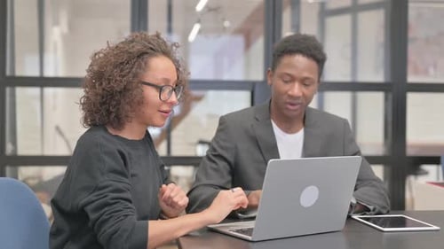 Entrepreneurs métisses travaillant en ligne sur un ordinateur portable