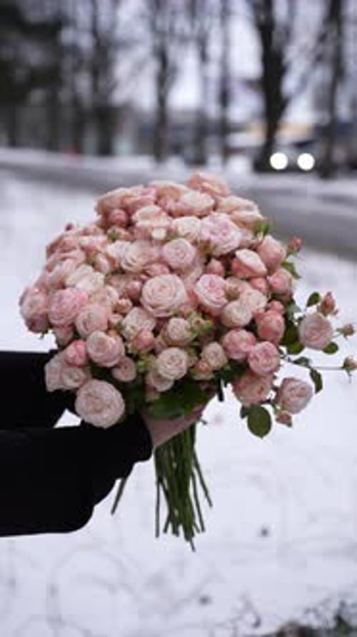 Bouquet of Delicate Roses on the Background of a Winter City The Concept of a Floral Gift