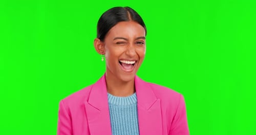Feliz, rosto e mulher piscam na tela verde, no estúdio e flertam na maquete chroma key
