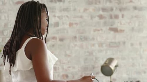 Des amies afro-américaines appellent, montrent leur smartphone pour un selfie et s'embrassent près de la softbox