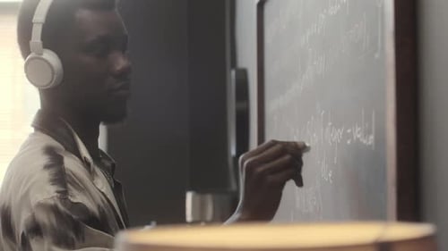 Especialista en TI que escribe un algoritmo informático en pizarra