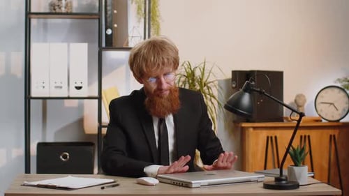 Geschäftsmann arbeitet am Laptop und meditiert und macht Yoga-Atemübungen in Lotusposition im Büro