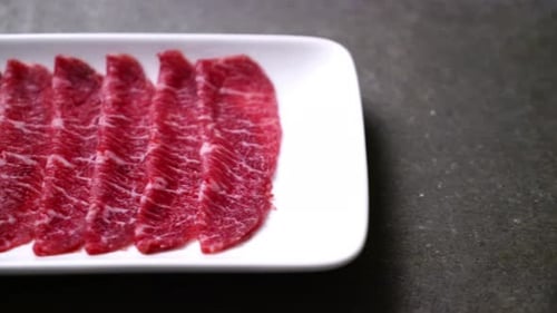 frisches Rindfleisch, roh geschnitten mit marmorierter Textur, serviert für Sukiyaki und Shabu oder Yakiniku