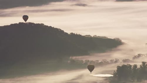 Vista aérea de globos aerostáticos sobre el valle de Napa, California Aerial