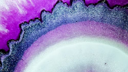 images de substances aux couleurs vives se mélangeant dans des détails abstraits fascinants