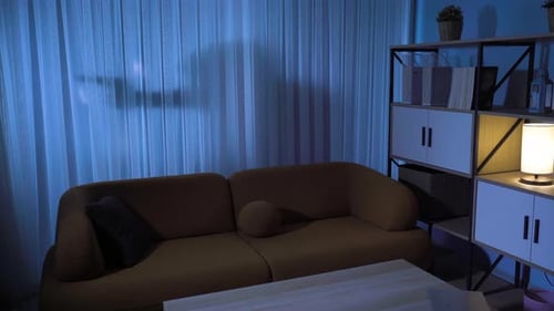 Der Killer durchsucht das Haus mit einer Waffe