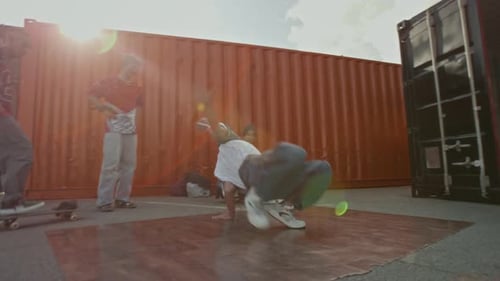 Talentierter Zoomer spielt atemberaubendes Breakdance-Spinout im Freien