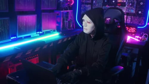 Ein Hacker benutzt einen Laptop, um nachts Daten zu stehlen