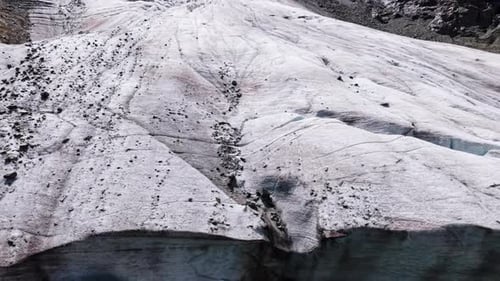 Vista aérea deslumbrante da geleira Morteratsch na paisagem de inverno da Suíça