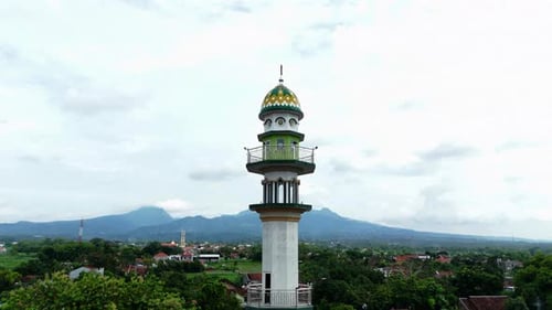 Vue par drone de la tour islamique avec ciel panoramique et montagne
