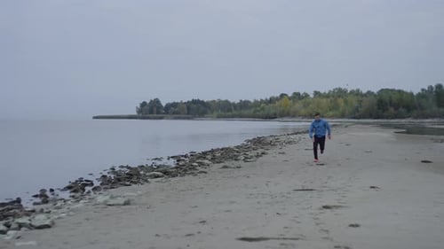 Hombre de estilo de vida saludable corriendo por la mañana en la costa del mar El chico corre activamente