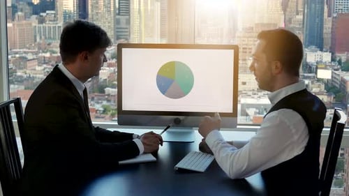 Zwei junge Geschäftsleute sprechen zusammen und arbeiten im Finanzjob