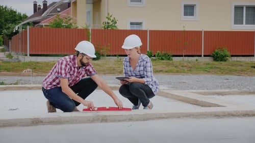 Un inspecteur du contrôle qualité avec un assistant vérifie l'exactitude des travaux de montage du