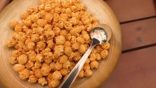 Popcorn auf Teller