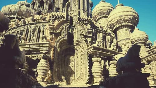 Un temple majestueux dont les murs sont ornés de statues complexes