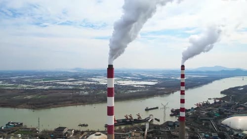 Fabrikhoher Schornstein, der dicke Rauchwolken in die Luft abgibt, Abbildung der Raffinerie im Industriegebiet c