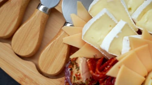 Planche à fromage et charcuterie, idée cadeau, assiette à déjeuner, effort visuel minimal