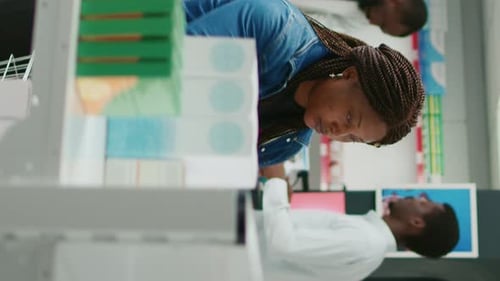 Vidéo verticale Une femme afro-américaine demandant conseil à un pharmacien