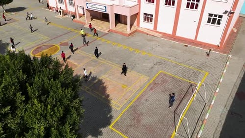 03022023 Alunos da escola primária brincando durante o intervalo no recreio do quintal na escola primária