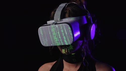 Mujer comprometida con una experiencia de realidad virtual con proyección matricial digital