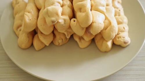 Mandeln, Baiser zum Aufkleben auf Teller — französischer Snack nach Dessertart