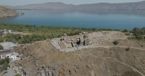 Luftaufnahme des Klosters Sevanavank, Armenien.
