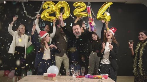 Feliz Natal e Próspero Ano Novo! Amigos multiétnicos alegres em chapéus de Papai Noel se
divertindo