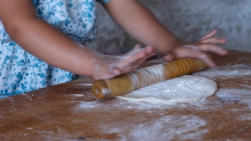 Mädchen, das Teig in einem Dorfhaus formt