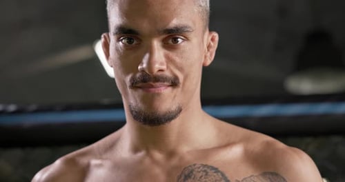Porträt eines athletischen muskulösen jungen Afroamerikaners mit Tattoo auf der Brust, der ruhig zuschaut