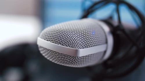 Gros plan du microphone dans un studio d'enregistrement professionnel ou un concept technologique de station de radio