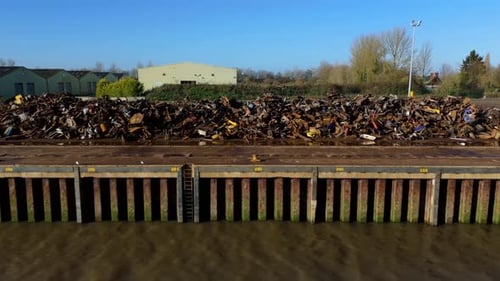 Depósito de chatarra junto al agua en Kings Lynn