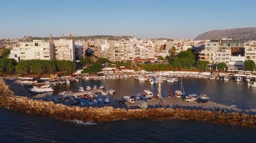 Vista aérea del puerto y la playa de la ciudad de Chania en Creta, Grecia
