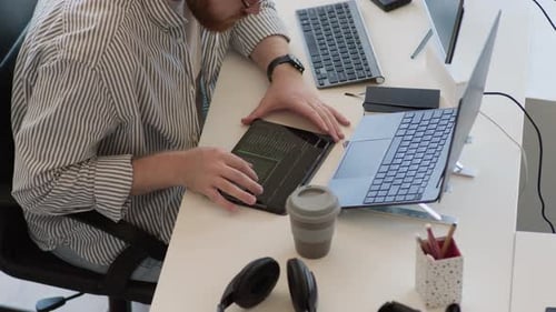 Programador que usa tabletas digitales y computadoras