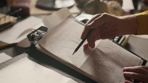 Manos de escritores que editan manuscritos juntos