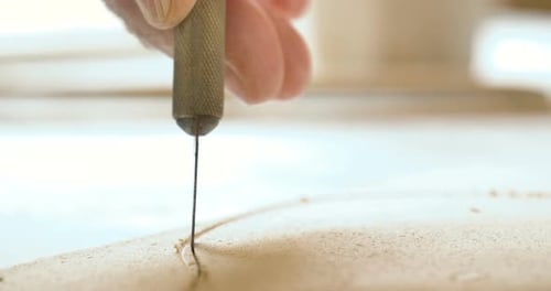 Primer plano de un viejo artesano hecho a mano con arcilla y molde para crear jarras y obras de arte hechas en casa. Concepto de: