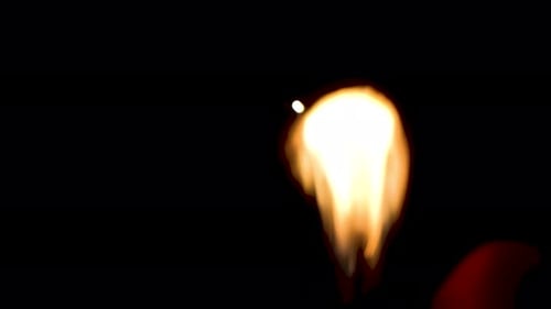 Sparks and Flame From A Lighter a Filmé au Ralenti