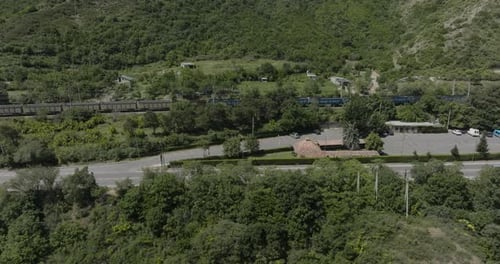 Vagões de carga se movendo na ferrovia em direção à estação ferroviária de Karsani em Mtskheta, Geórgia. subida aérea