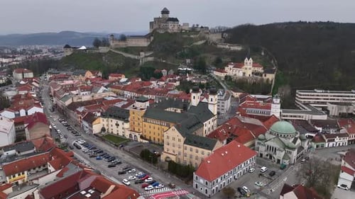 Vista aérea de la ciudad de Trencin en Eslovaquia