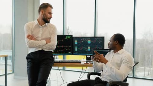 Deux traders de crypto font une analyse professionnelle du graphique en chandeliers, créant une stratégie en regardant